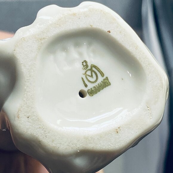 VNTG Metzler & Ortloff 7256 Germany Standing Praying Angel Porcelain 5" Figurine - Picture 7 of 8